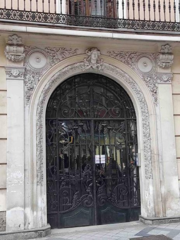 Estado actual de la puerta de acceso de la calle Claudio Moyano, 1. Teodosio Torres. 1910.