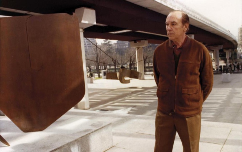 Pablo Palazuelo junto a Project pour un Monument IV B <a href=