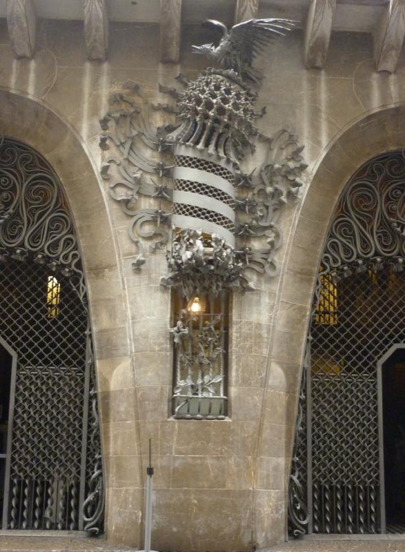 Set situated in the middle of the main facade of Palau Güell. Photographs of the author.