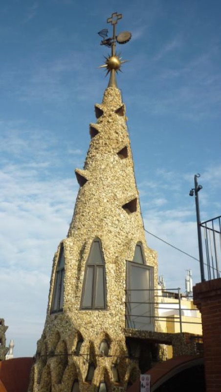 View of part of Barcelona, with the line drawn from the spire of Palau Güell in north direction, which passes through the crossing of the Sagrada Família, and through the middle of the new Hospital de la Santa Creu i Sant Pau. Drawings of the author.