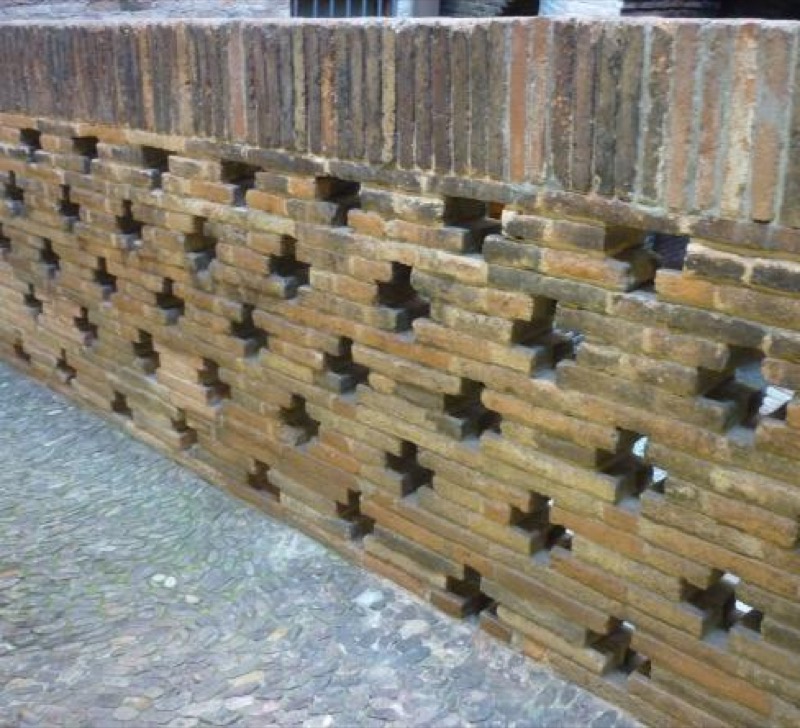 Railing and geometric shape made with pebbles, on the ramp at the bottom of the garage. Photographs of the author.
