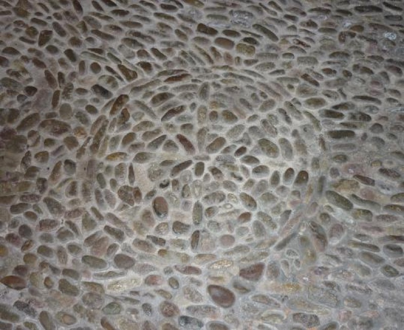 Ceilings of the staircase that leads to the main floor, of the antechamber, and of the room of lost steps. Detail of the small triangular pieces of iron. Photographs of the author.