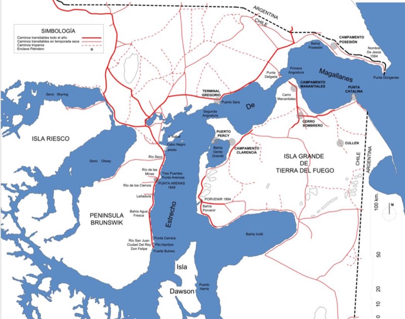 Sección del estrecho de Magallanes con instalaciones petroleras