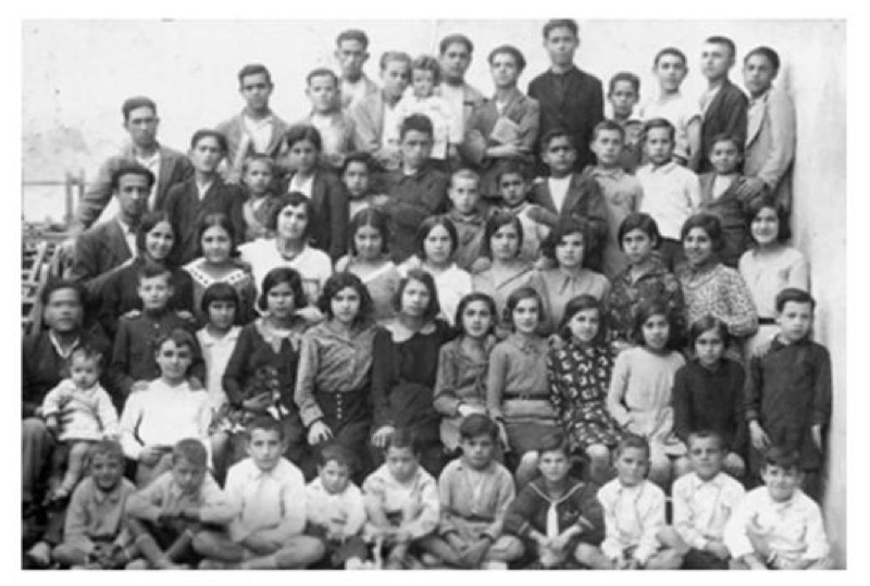 A la izquierda, el profesor Expédito Durán junto a su esposa Josefina, en la fila del medio, y los alumnos de la Escuela Racionalista de Elda. Escuela del Sr. Durán, en sede CNT. Curso 1930-1931. Autor desconocido. CEFIRE.