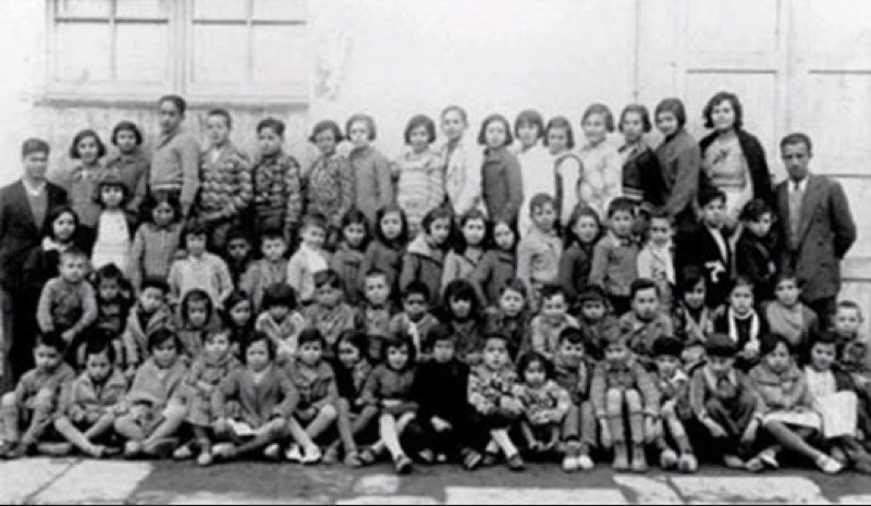 A la derecha, el maestro Expédito Durán junto a su esposa Josefina Leal. A la izquierda, el maestro Román. Alumnos de la Escuela Racionalista de Salt. Autor desconocido (2003). Arxiu d'Imatges de l'Ajuntament de Salt.