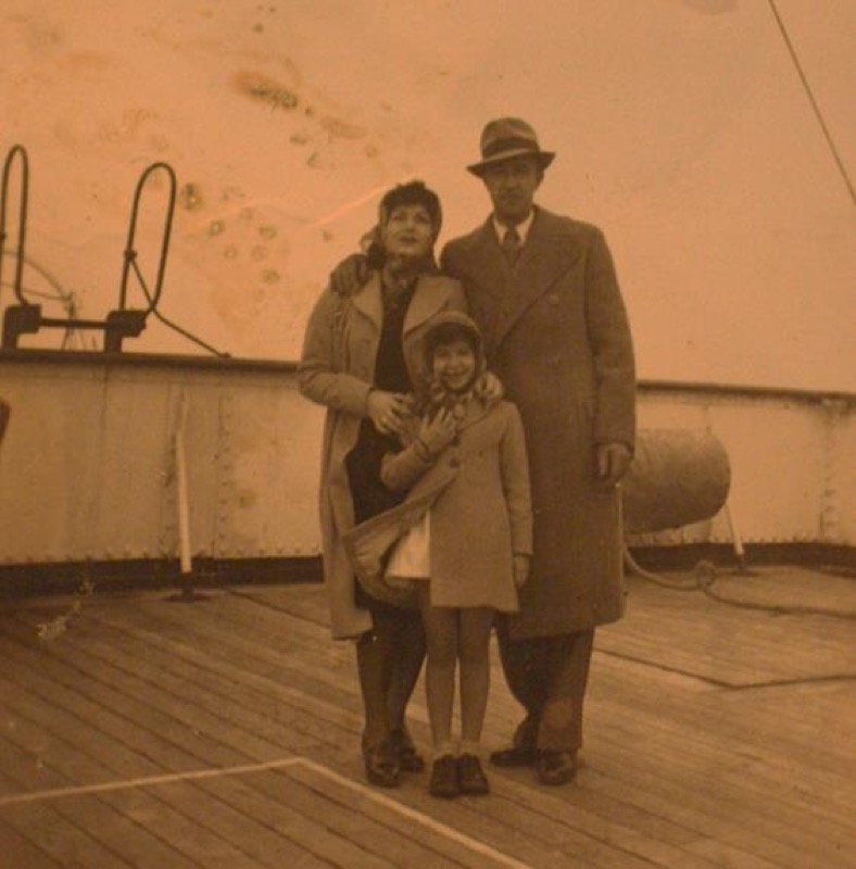 Josefina, Expédito y Liliana a bordo del SS Pennland. Archivo Familia Quintanilla Durán, 1939. Fotógrafo desconocido.