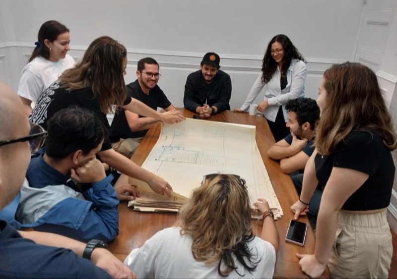 Estudiantes consultando el archivo del OMNI