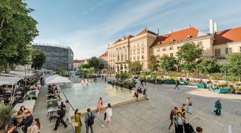 Plaza interior MuseumsQuartier, Viena. Foto: Thomas Meyer.