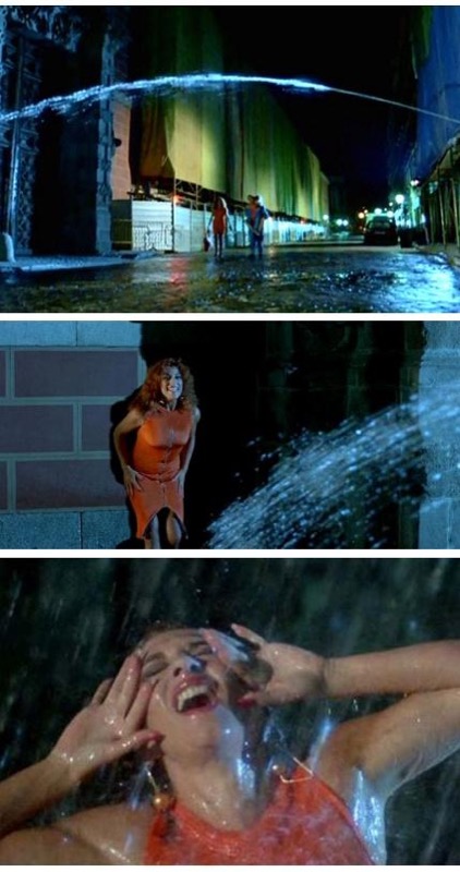 La calle regada ofrece un agua hedonista a Tina en La ley del deseo (1987)