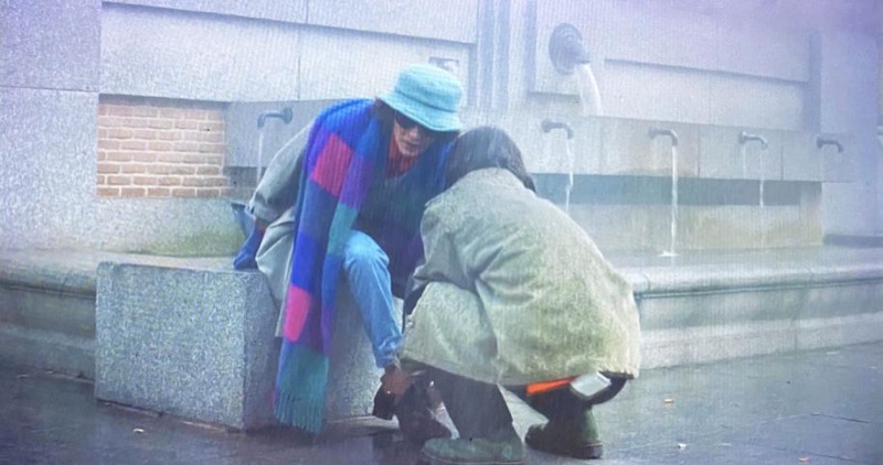 La fuente y la lluvia crean una escena derrotista en la plaza de Los Carros de La flor de mi secreto (1995)