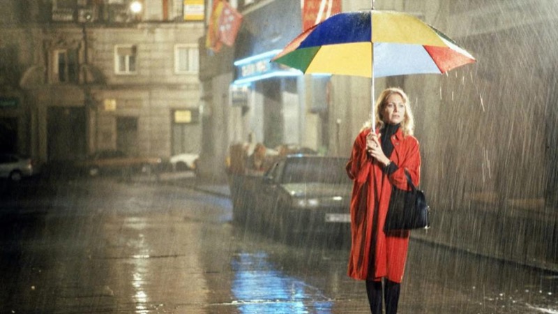 La lluvia fomenta el dramatismo de esta escena en Todo sobre mi madre (1999)