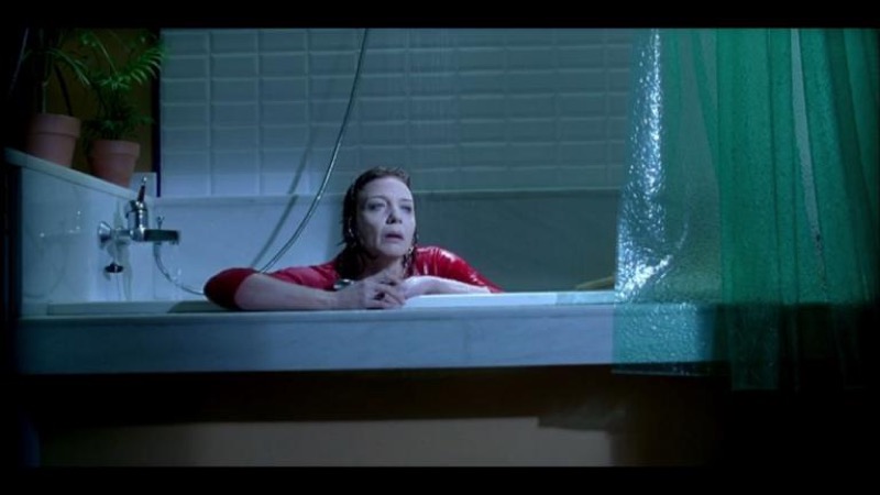 El agua sanadora salva a Leo en La flor de mi secreto (1995)