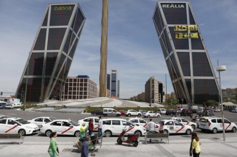 Figura 3. Protesta de Greenpeace contra el Acuerdo Transatlántico para el Comercio y la Inversión (TTIP) en Puerta de Europa. Autor: Luis Sevillano, 2016.