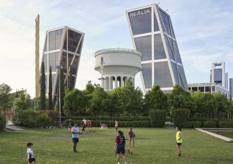 Figura 4. Distrito Chamartín. Juego Roundnet. Parque del cuarto depósito. Autor: Fernando Maquieira para Misión Región, 2022.