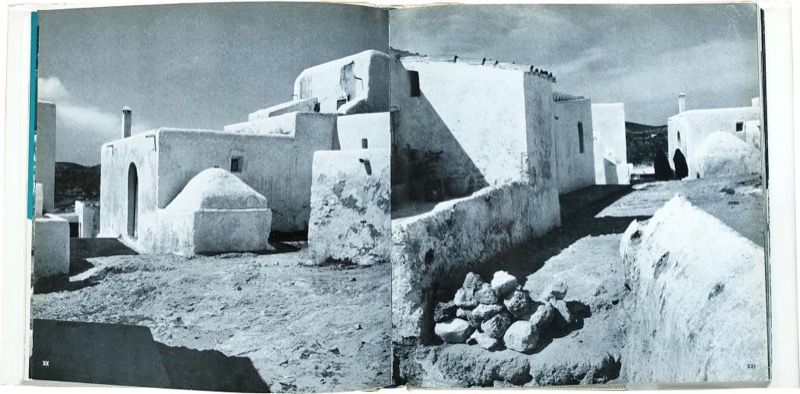 Figura 3. Dos páginas de: Sert, Josep Lluís (texto); Gomis, Joaquim (fotografías); Prats, Joan (selección y secuencia) <a href=