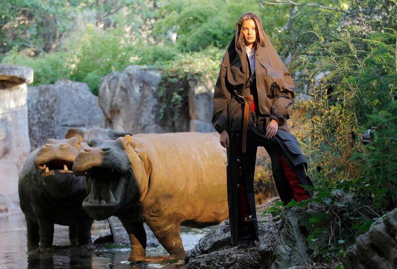 Desfile de María Ke Fisherman en el parque de atracciones de Madrid. Fuente: El País. IFEMA / Ugo Camera (libre de derechos)