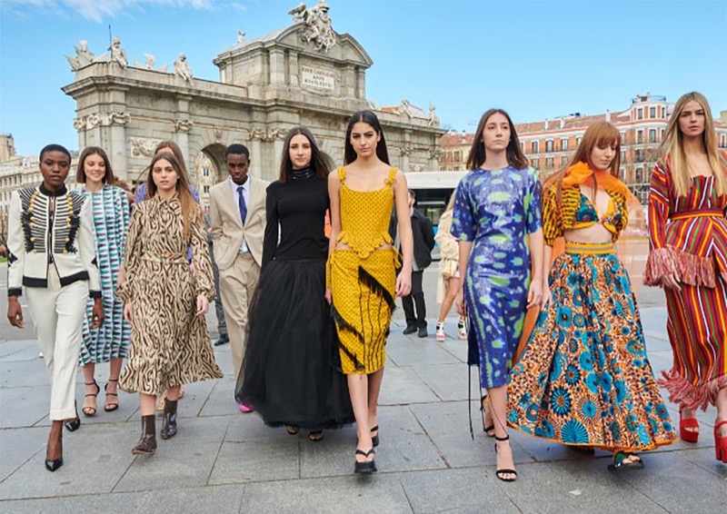Imagen aérea del desfile de Louis Vuitton en el parisino Pont Neuf. Madrid. Fuente: Mohammed Badra / EFE (libre de derechos)
