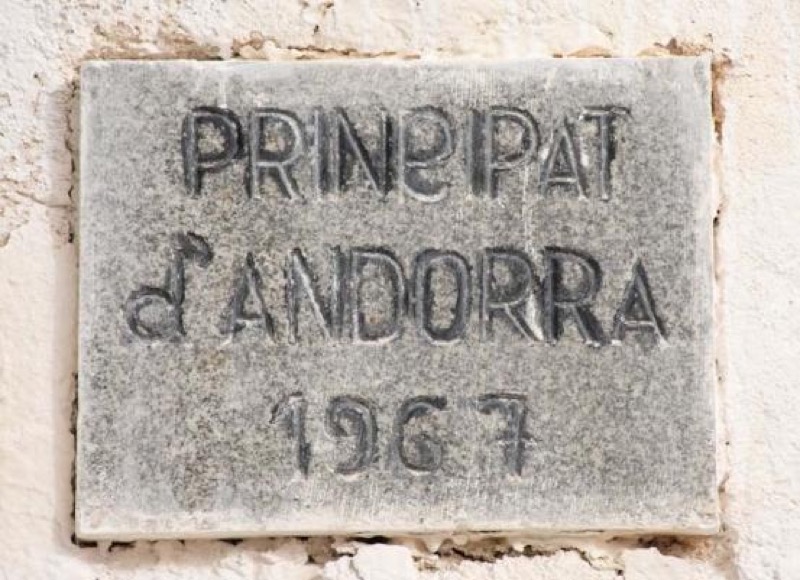 Placa y escudo de Andorra en el molino clavileño (Consuegra, Toledo). Fotos autor.