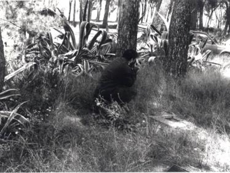 Fig Fig. 5. B.Tagliabue, Enric Miralles fotografiando detalles en la Colonia Güell, años Noventa. Cortesia de Fundació Enric Miralles y Benedetta Tagliabue -EMBT Architects.