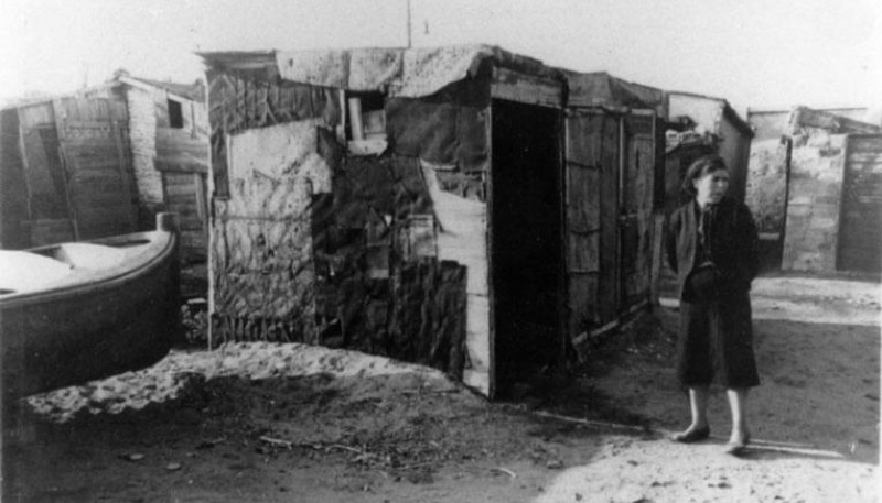 Fig. 1. Una de las barracas del barrio del Somorrostro, que estuvo situado en la playa de la actual Villa Olímpica, 1947. Fotografía de autor desconocido, Arxiu Històric del Poblenou.