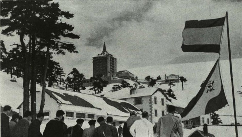 Fig. 2. En lo alto, el Albergue de Navacerrada, proyectado por José Antonio Coderch y Ricardo Abaurre en 1952, rematado con un chapitel asimilable a los que coronan las torres del Monasterio de El Escorial. Fotografía en 