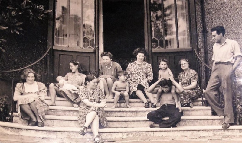 Fig. 4. Chloe Vulliamy, en el centro, sentada, en las escaleras de acceso a la casacolonia The Culvers, con Pepe Estruch y algunos de los niños y niñas de la casa, en 1946. Fuente: Fondo José Estruch, IAC Juan Gil-Albert, Diputación de Alicante.